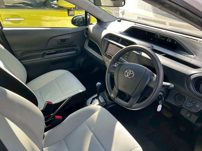 視認性が良いコックピット！操作性にも優れています。【アクア】